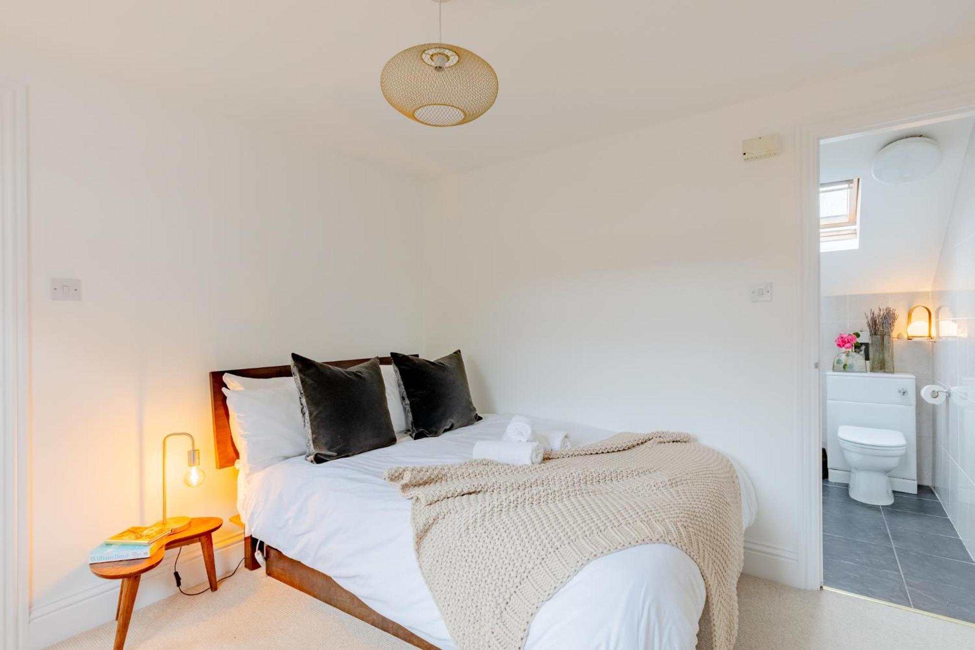 Luxuriously Curated 4bd Stoke Newington Apartment London